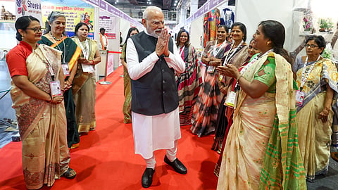 यूपीआईटीएस का निरीक्षण करते हुए प्रधानमंत्री नरेन्द्र मोदी