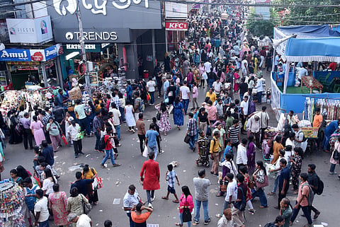 बिक्री नहीं, सफाई में बीता दिन : बारिश ने बिगाड़ी बाजार की रौनक