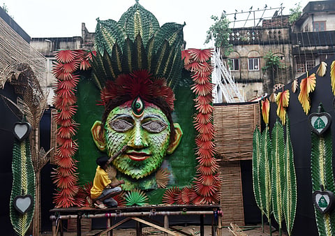 कुम्हारटोली पार्क दुर्गा पूजा ने 22 तरह के पत्तों से पूरा पंडाल बनाया है