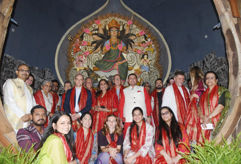 चलताबागान दुर्गा पूजा पंडाल में ब्रिटिश उप-उच्चायुक्त एंड्रयू फ्लेमिंग, एस्टोनिया की राजदूत मार्जे लूप, इटली के एंटोनियो एनरिको बार्टोली, श्रीलंका की प्रदीपा महिशिनी कोलोन और यूक्रेन के ओलेक्सांद्र पोलिशचुक के साथ दुर्गा पूजा समिति के अध्यक्ष संदीप भूतोड़िया और अन्य अतिथि।

