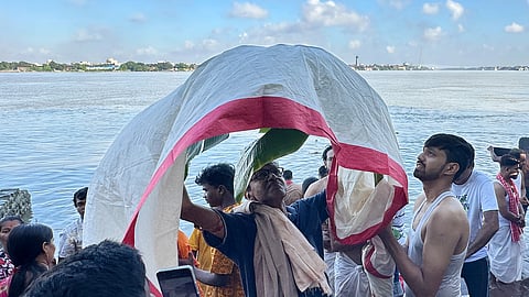 गंगा घाट शंखों की ध्वनि और ढाक की थाप से गूंज उठे