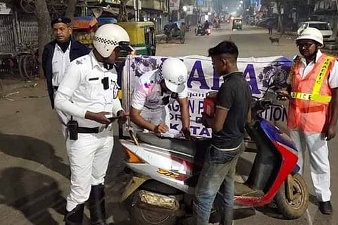दुर्गा पूजा के दौरान बाइक चालकों ने ट्रैफिक नियमों की उड़ायीं धज्जियाँ