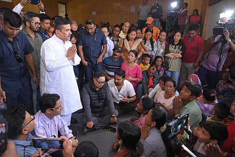 पीड़ितों से मुलाकात करते किरेन रिजिजू, शुभेंदु अधिकारी व राजू बिस्ता 