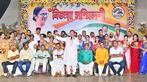 कोलकाता के टालीगंज विधानसभा क्षेत्र में मंत्री अरूप विश्वास विजया सम्मेलिनी में वक्तव्य रखते हुए 