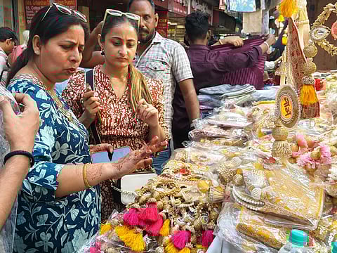 त्योहार की बहार : सजावट के सामानों से जगमगाया बड़ाबाजार