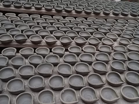 दीपावली की शान मिट्टी के दीये से.....