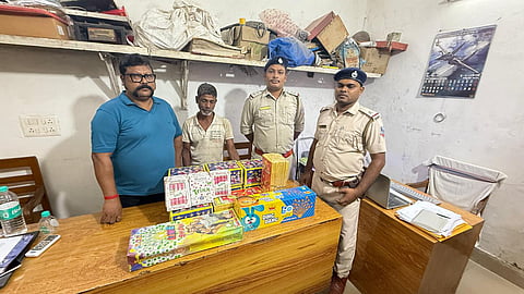 टीटागढ़ पुलिस ने अवैध पटाखों के साथ किया गिरफ्तार 