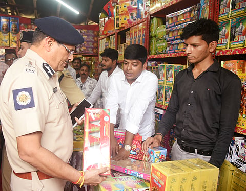 शहीद मिनार में एक दुकान में पटाखों की जांच करते पुलिस कमिश्नर मनोज वर्मा