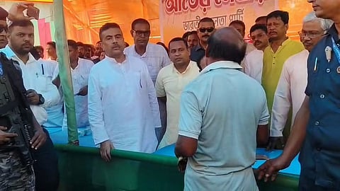 लोगों से बातचीत करते शुभेंदु अधिकारी