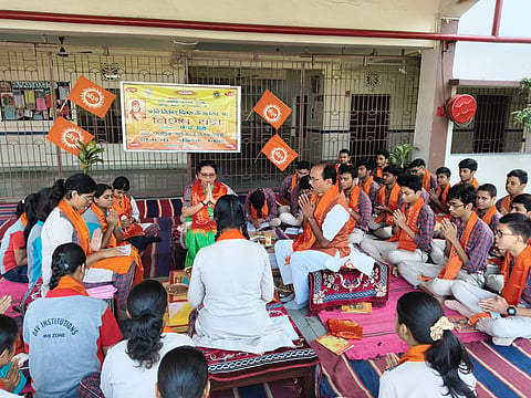 डीएवी पब्लिक स्कूल ने वंचितों में बांटी खुशियां 