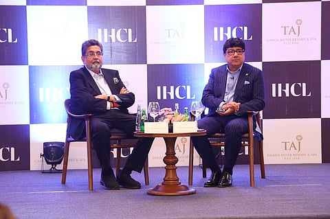उद्घाटन समारोह में मीडिया को संबोधित करते अंबुजा नेवटिया समूह के अध्यक्ष हर्षवर्धन नेवटिया और आईएचसीएल के सीईओ पुनीत चटवाल 