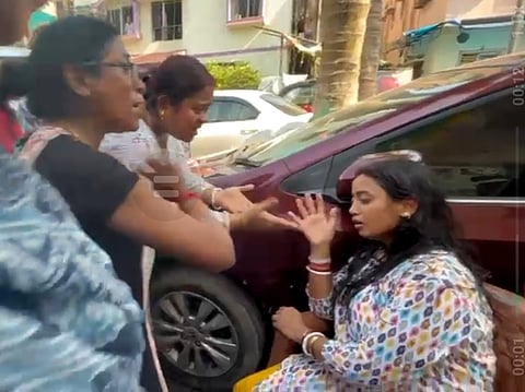  अलीपुर को महिला को पीटती हुई स्थानीय महिलाएं