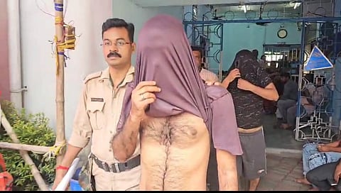 ‌गिरफ्तार अभियुक्त को पुलिस ले जाती हुईं