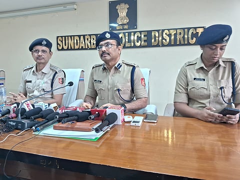 प्रेस कांफ्रेंस करते हुए  सुंदरवन पुलिस के एसपी कोटेश्वर राव 
