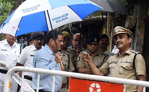 रविवार की दोपहर घटनास्थल पर पहुंचे कोलकाता पुलिस कमिश्नर मनोज वर्मा