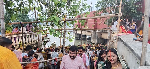  सूर्यनाम व बालू घाट पर भक्तों ने अर्पित किया सूर्य को अर्घ्य