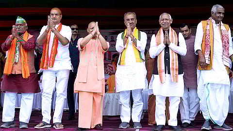 सिवान में एक चुनावी सभा को संबोधित करते हुए UP के CM योगी आदित्यनाथ