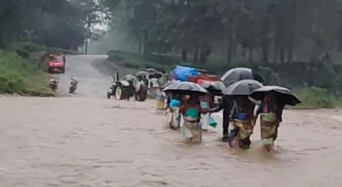 नदी पार करती श्रमिक महिलाऐं