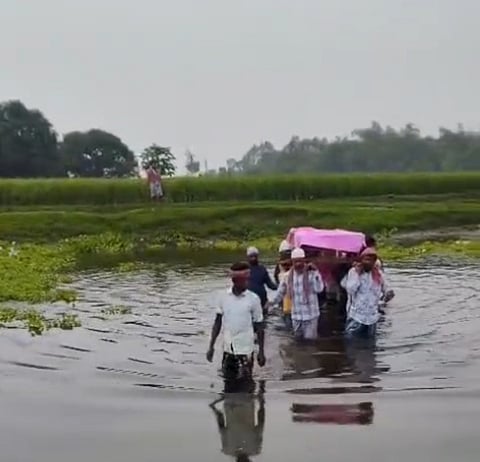 शव लेकर नदी पार करते ग्रामीण