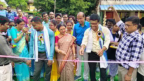 सांसद प्रतिमा मंडल हाई स्कूल के मुख्य गेट का उद्घाटन करती हुईं