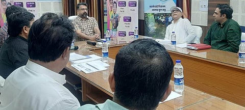 पश्चिम मिदनापुर डीएम कार्यालय में एसआईआर को लेकर हो रही सर्वदलीय बैठक