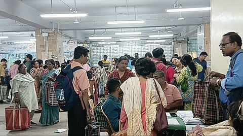 अलीपुर ट्रेजरी बिल्डिंग से एन्यूमेरेशन फॉर्म प्राप्त करते हुए बीएलओ 