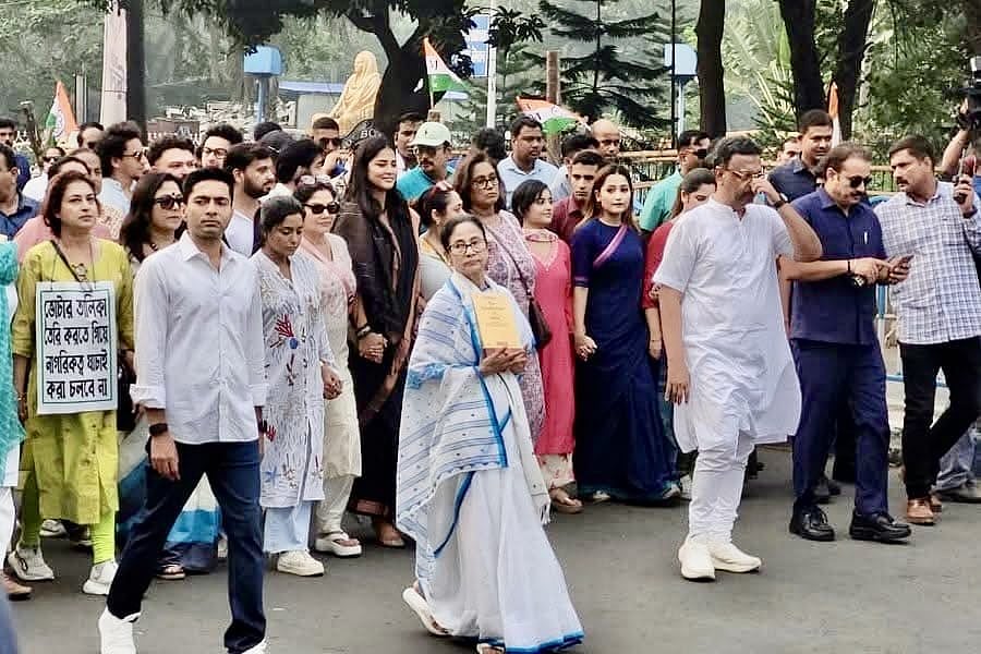 SIR के खिलाफ सड़क पर उतरीं CM ममता बनर्जी, उमड़े हजारों समर्थक