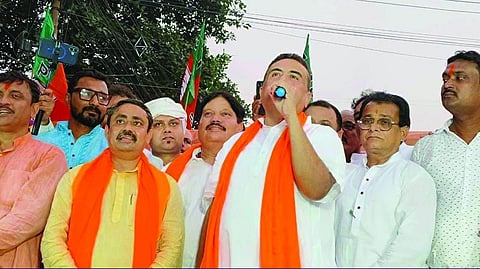 आगरपाड़ा में प्रतिवाद सभा को संबोधित करते विरोधी दल के नेता शुभेंदु अधिकारी, साथ हैं भाजपा नेता अर्जुन सिंह, चंडीचरण राय, कौस्तभ बागची व अन्य