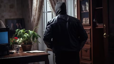 Crime : खाया-पिया और 10 लाख के आभूषण लेकर फरार