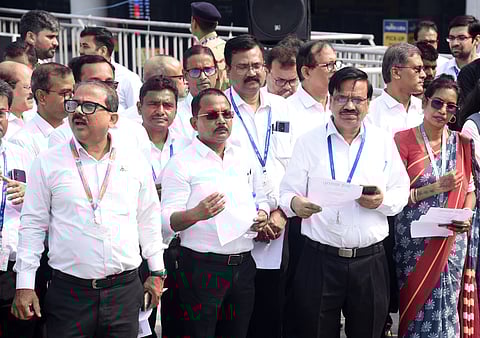 एयरपोर्ट्स अथॉरिटी ऑफ इंडिया, कोलकाता हवाई अड्डे ने राष्ट्रीय गीत “वंदे मातरम्” के 150 वर्ष पूर्ण होने के अवसर पर एक भव्य समारोह आयोजित किया। इस अवसर पर  एयरपोर्ट के डायरेक्टर विक्रम सिंह समेत सभी अधिकारियों और कर्मचारियों ने सामूहिक रूप से राष्ट्रीय गीत “वंदे मातरम्” का गायन किया। वातावरण देशभक्ति और उत्साह से भर गया।

 