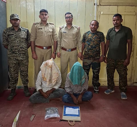 आरोपियों के साथ पुलिस व वन कर्मी

