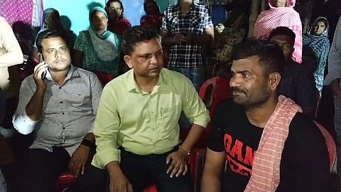 परिवार से मिलते तृणमूल के नेतागण