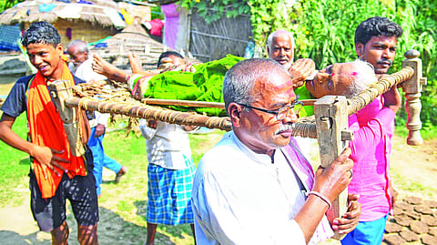 गुरुवार को पटना के दानापुर में मतदान के लिए बुजुर्ग महिला को खाट पर ले जाते लोग, यही तो लोकतंत्र का उत्साह है... खुद भले चलने में असमर्थ हों, लेकिन लोकतंत्र चलते रहना चाहिए, यही है इनका संदेश।