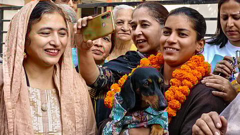 अमनजोत का स्वागत करते लोग