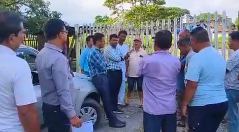 श्रम विभाग के अधिकारी और श्रमिक

