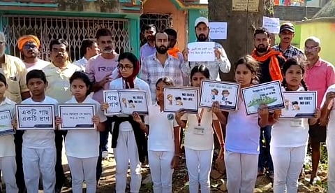 मिदनापुर में पुराने बरगद के पेड़ काटने के फैसले का विरोध करते स्कूली छात्र