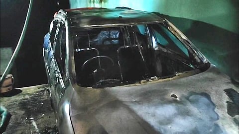 बेलदा में घर के गैराज में रखी कार आग में जलकर हुई भस्मीभूत