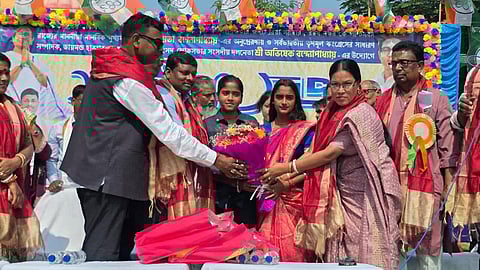 सांसद बापी हालदार राखी और रिया को  सम्मानित करते हुए, सा‌थ में हैं विधायक गणेश चंद्र मंडल, निलीमा मिस्त्री विशाल व अन्य 