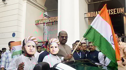 रैली में स्कूलों के बच्चे शामिल हुए। राज्यपाल डॉ. सी. वी. आनंद बोस ने इस रैली का नेतृत्व किया