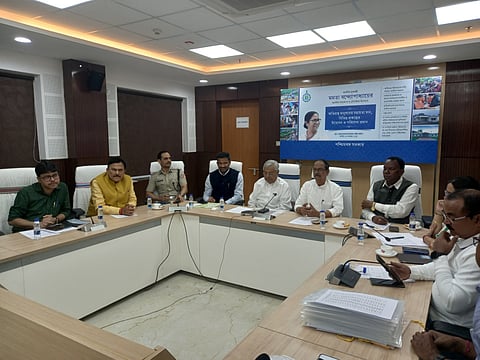 वर्चुवल बैठक में उपस्थित मंत्रीद्वय मलय घटक एवं प्रदीप मजूमदार, डीएम एस पोन्नमबलम, सीपी सुनील कुमार चौधरी, जिलापरिषद अध्यक्ष विश्वनाथ बाउरी, आसनसोल के मेयर बिधान उपाध्याय . विधायक हरेराम सिंह व अन्य 