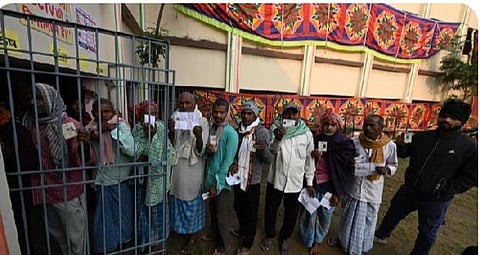 बिहार चुनावः  अंतिम चरण के लिए मतदान केंद्रों पर उमड़े वोटर