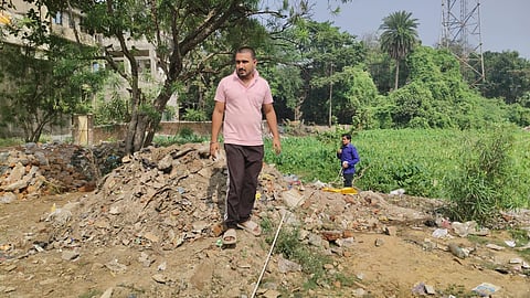 मापी करते स्थानीय लोग 