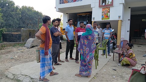 घटना की चर्चा करते लोग
