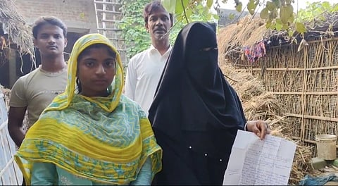 एफ़आईआर दिखाती महिला