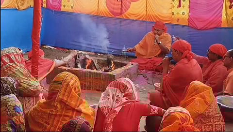 पाठ में उपस्थित पुरोहित

