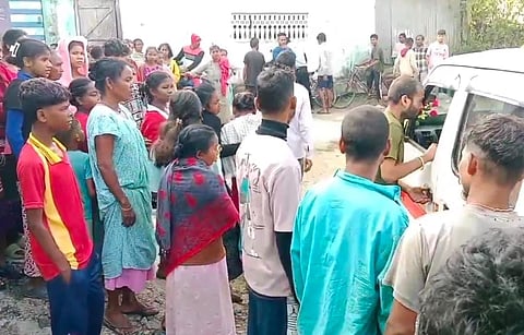 घटना के बाद लोगों की भीड़