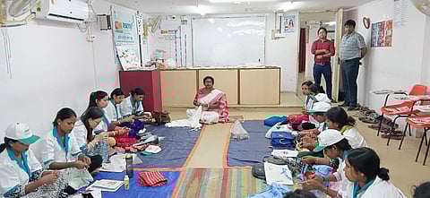 सुभद्रा नाईया युवतियों को ट्रेनिंग देती हुईं