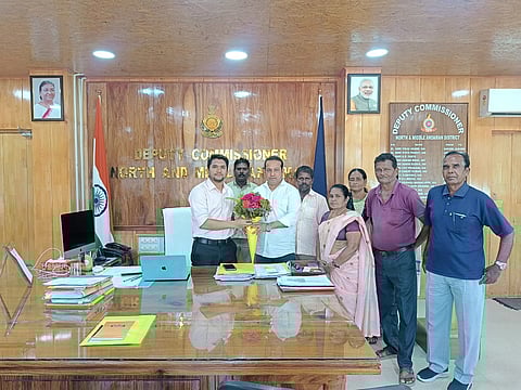 मायाबंदर के पूर्व प्रमुख अब्दुल सिद्दीक के नेतृत्व में एक प्रतिनिधिमंडल सुशांत पाधा, उपायुक्त, उत्तर एवं मध्य अंडमान से मुलाकात करते हुए