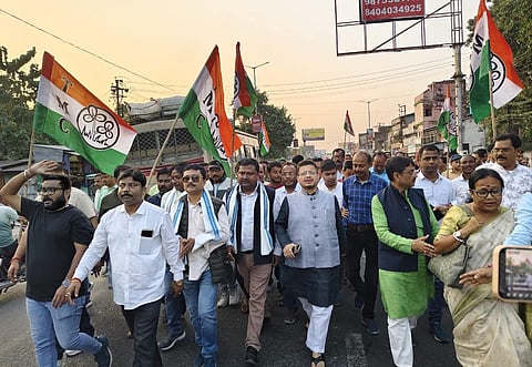 पदयात्रा में शामिल तृणमूल नेता व समर्थक

