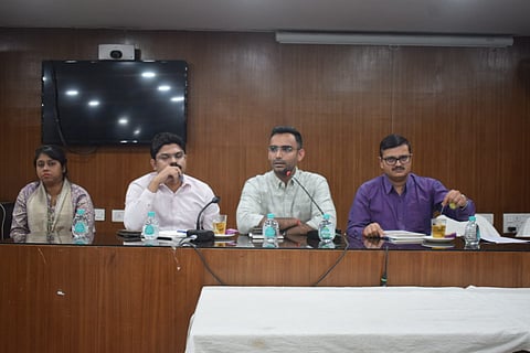 एडीएम जनरल अवनीत पुनिया बैठक को संबोधित करते हुए 